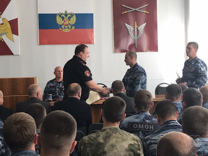 В Волгограде начальник управления Росгвардии поздравил сотрудников  ОМОН с днем создания отрядов в России
