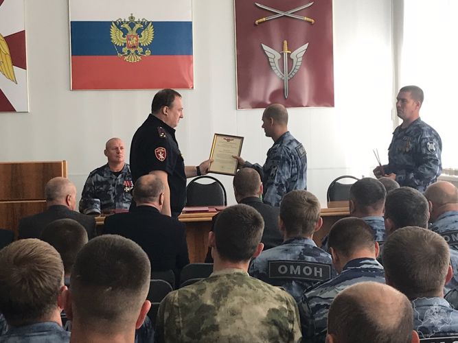 В Волгограде начальник управления Росгвардии поздравил сотрудников  ОМОН с днем создания отрядов в России