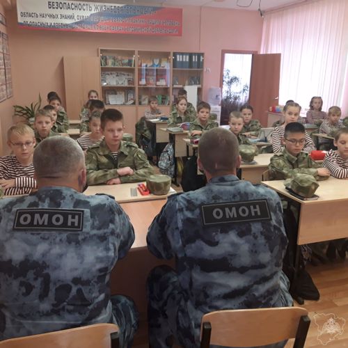 В ДЕНЬ РОЖДЕНИЯ М.Т. КАЛАШНИКОВА БОЙЦЫ ВОЛГОГРАДСКОГО ОМОН ПРОВЕЛИ ТЕМАТИЧЕСКОЕ МЕРОПРИЯТИЕ В ПРОФИЛЬНОМ КЛАССЕ РОСГВАРДИИ
