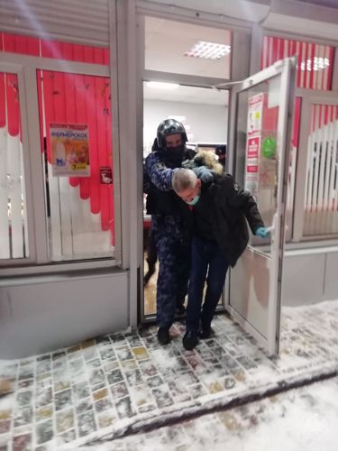  В ВОЛГОГРАДЕ СОТРУДНИКИ РОСГВАРДИИ ЗАДЕРЖАЛИ ЗЛОУМЫШЛЕННИКА, ПОДОЗРЕВАЕМОГО В РАЗБОЙНОМ НАПАДЕНИИ