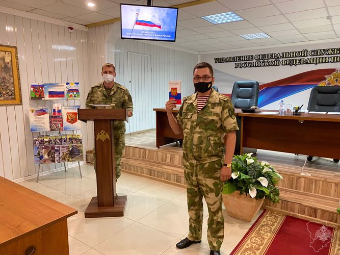 В Волгограде росгвардейцы отпраздновали день российского флага