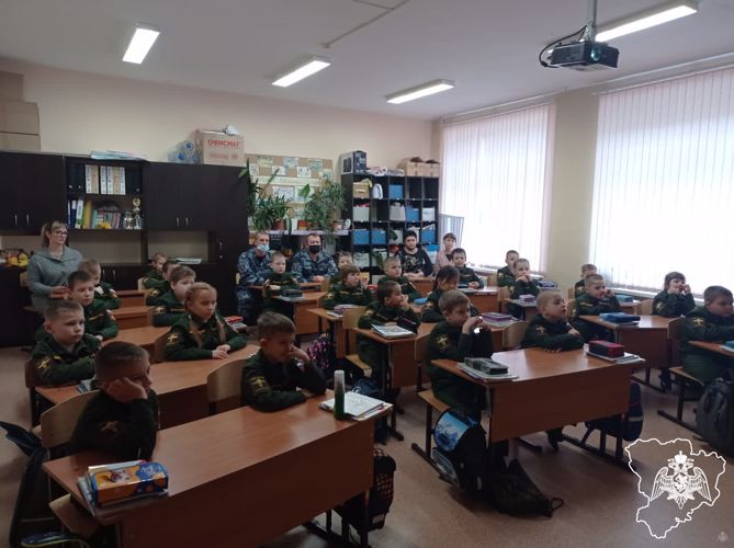 Росгвардейцы провели уроки мужества в школах города Волжского