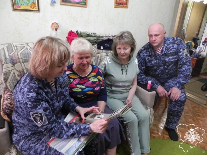 Росгвардейцы навестили семью коллеги, погибшего при исполнении служебных обязанностей