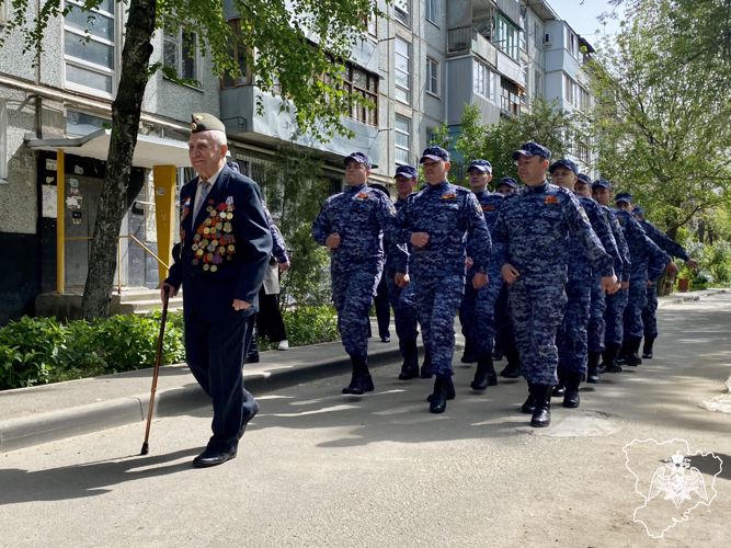 К акции «Парад идёт к ветерану» присоединились росгвардейцы в Волгограде