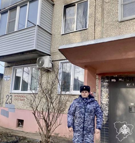 РОСГВАРДЕЕЦ ПРИШЕЛ НА ПОМОЩЬ ЖИТЕЛЬНИЦЕ ВОЛГОГРАДСКОЙ ОБЛАСТИ, В КВАРТИРЕ КОТОРОЙ ПРОИЗОШЕЛ ПОЖАР