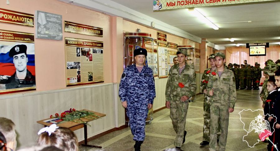 О Дне Героев Отечества росгвардейцы рассказали школьникам в Волжском 