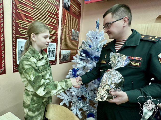 Росгвардейский Дед Мороз специального назначения побывал в гостях у волжских кадет 