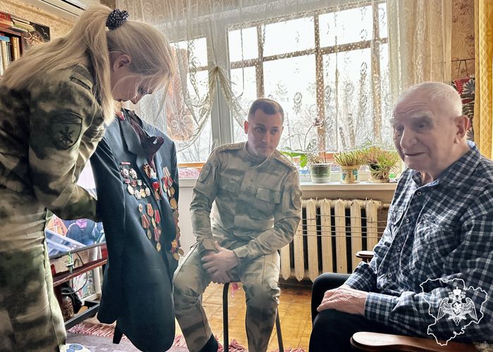 Росгвардейцы из Волгограда поздравили участника Великой  Отечественной войны с предстоящим праздником