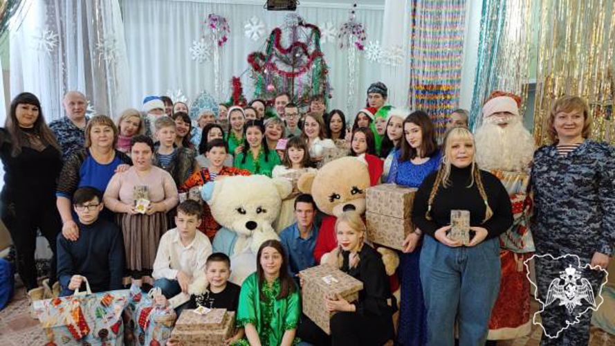 РОСГВАРДЕЙЦЫ ИЗ ВОЛГОГРАДА ПОДАРИЛИ ПРАЗДНИЧНОЕ НАСТРОЕНИЕ ДЕТЯМ, ОСТАВШИМСЯ БЕЗ ПОПЕЧЕНИЯ РОДИТЕЛЕЙ