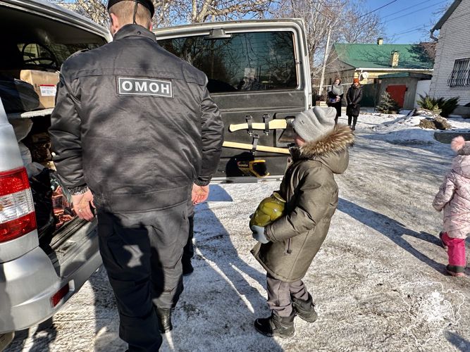 ДЕТСКИЕ ПИСЬМА И ПРОДУКТЫ ПЕРЕДАЛИ ВОЛГОГРАДЦЫ БОЙЦАМ РОСГВАРДИИ В РАЙОН СВО