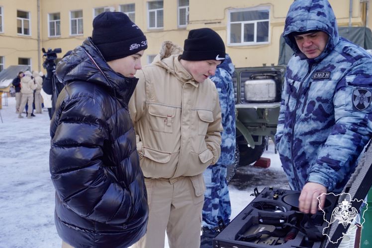 Ко Дню защитника Отечества росгвардейцы провели патриотическое мероприятие для школьников 