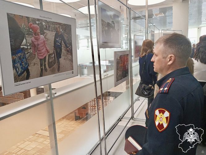 Росгвардейцы ознакомились с фотовыставкой военкоров в Волгограде
