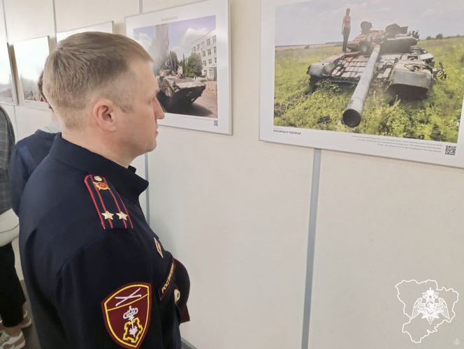 Росгвардейцы ознакомились с фотовыставкой военкоров в Волгограде