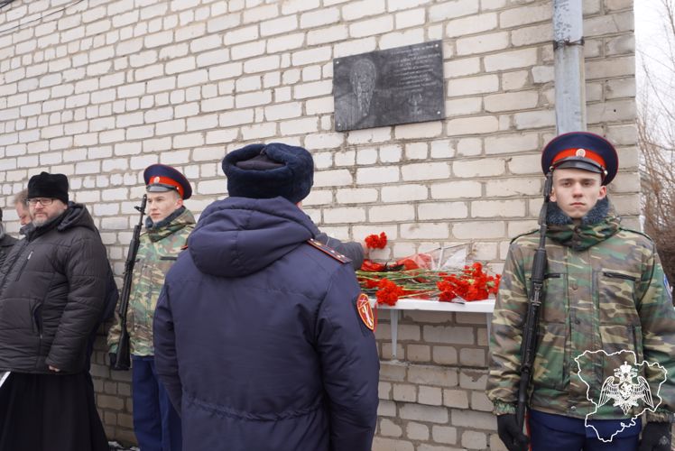 В ВОЛГОГРАДСКОЙ ОБЛАСТИ ОТКРЫЛИ МЕМОРИАЛЬНУЮ ДОСКУ ПОГИБШЕМУ В ХОДЕ СВО БОЙЦУ ОМОН