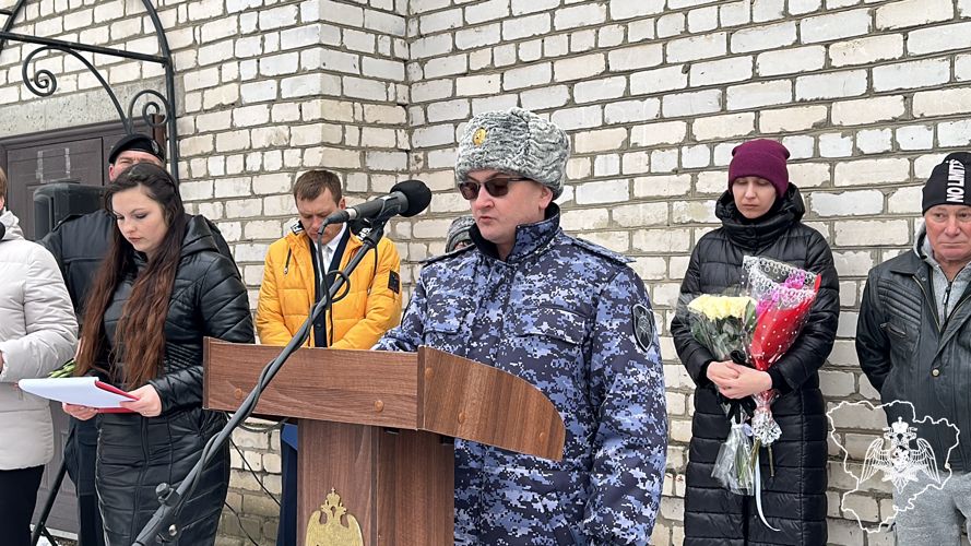 В ВОЛГОГРАДСКОЙ ОБЛАСТИ ОТКРЫЛИ МЕМОРИАЛЬНУЮ ДОСКУ ПОГИБШЕМУ В ХОДЕ СВО БОЙЦУ ОМОН