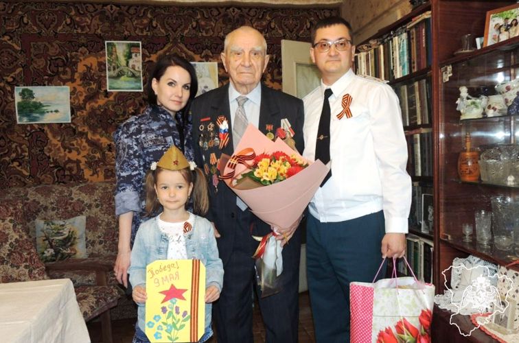 С 96-летием волгоградца-участника Великой Отечественной войны поздравили росгвардейцы 