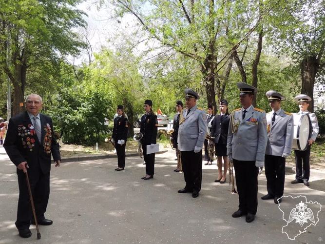 С 96-летием волгоградца-участника Великой Отечественной войны поздравили росгвардейцы 