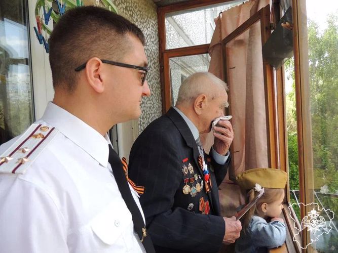 С 96-летием волгоградца-участника Великой Отечественной войны поздравили росгвардейцы 