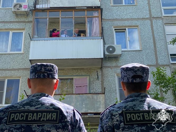 С 96-летием волгоградца-участника Великой Отечественной войны поздравили росгвардейцы 