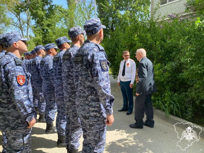 С 96-летием волгоградца-участника Великой Отечественной войны поздравили росгвардейцы 