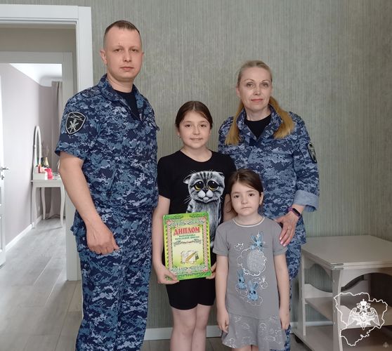 В Волгоградской области Росгвардейцы поздравили детей сослуживца
