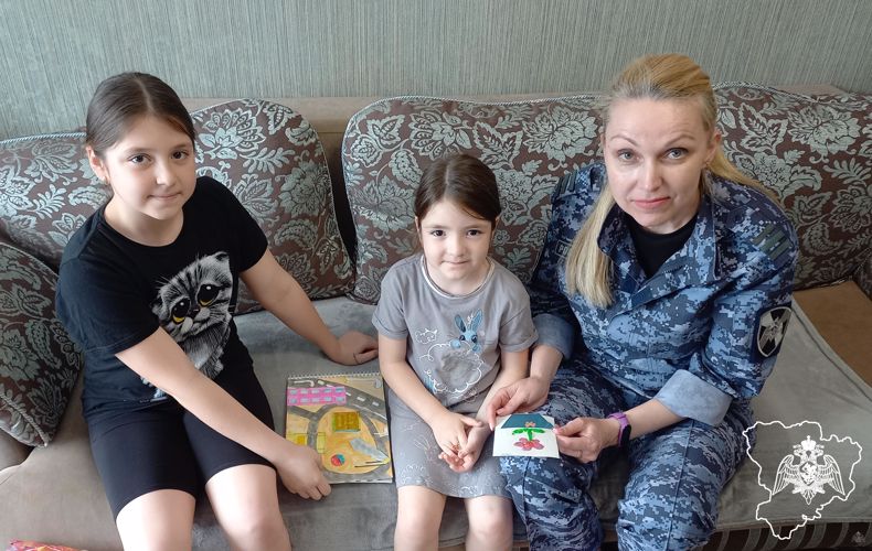 В Волгоградской области Росгвардейцы поздравили детей сослуживца
