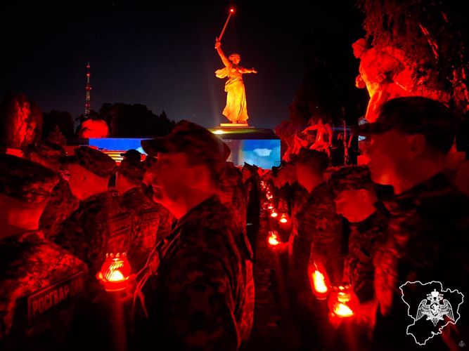 В Волгограде сотрудники Росгвардии зажгли свечи памяти на Мамаевом Кургане
