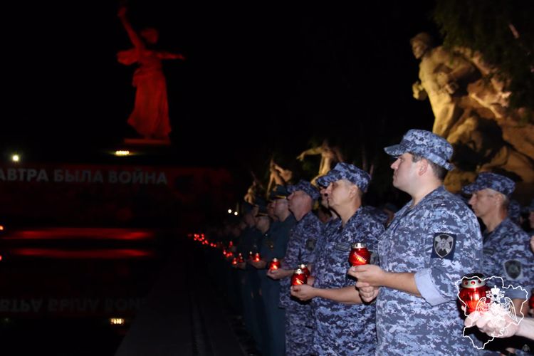 В Волгограде сотрудники Росгвардии зажгли свечи памяти на Мамаевом Кургане