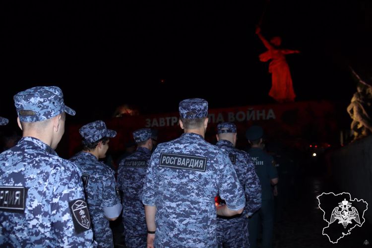 В Волгограде сотрудники Росгвардии зажгли свечи памяти на Мамаевом Кургане