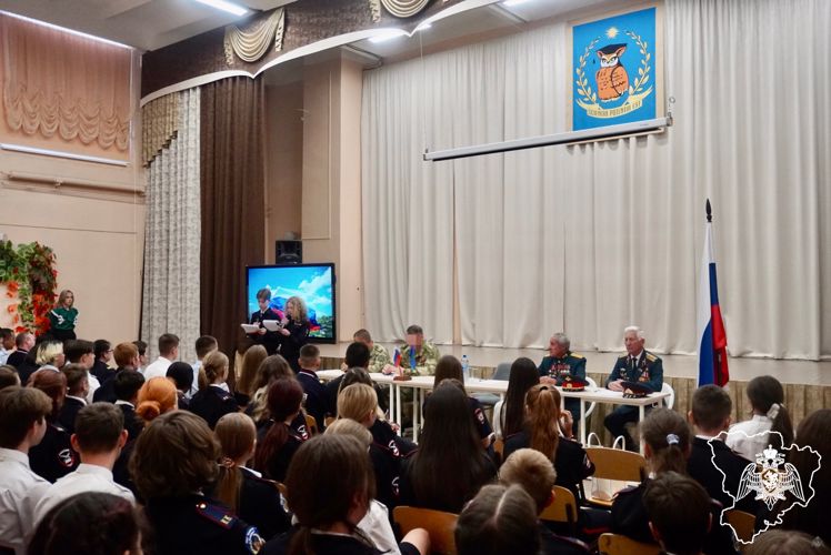 Росгвардейцы в Волжском провели патриотическое мероприятие для учащихся профильных классов