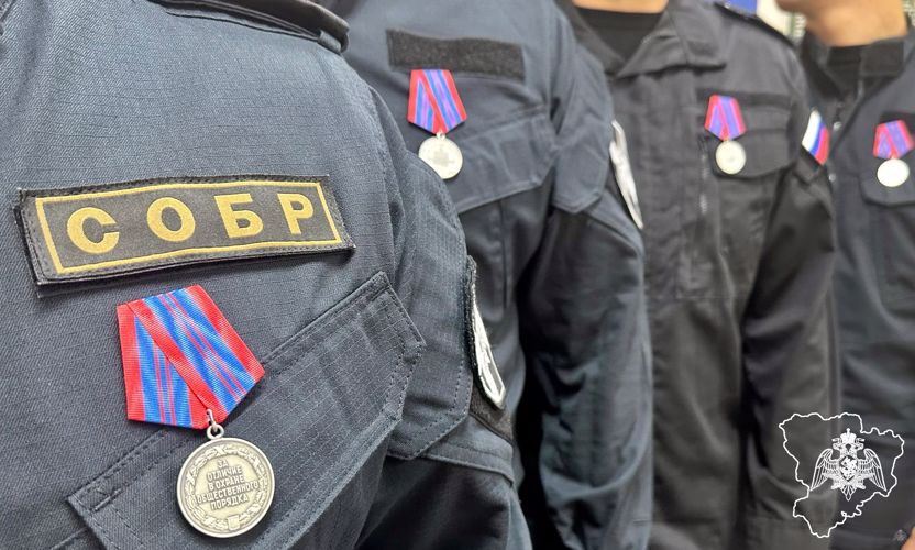 В Волгограде начальник регионального Управления Росгвардии вручил государственные награды бойцам  СОБР «Вектор» в день образования отряда 