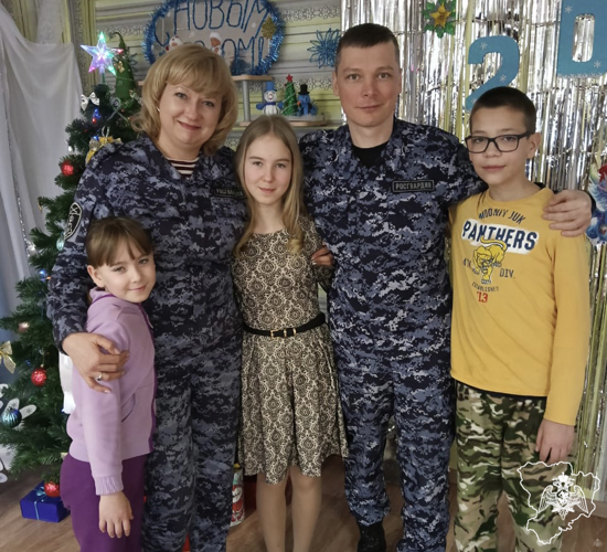 Росгвардейцы из Волгограда подарили праздничное настроение детям, оставшимся без попечения родителей 