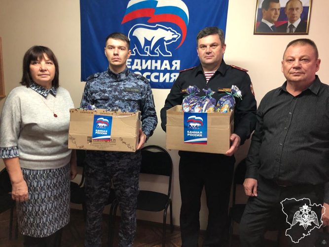 Сладкие подарки передали детям росгвардейцев в Волгоградской области