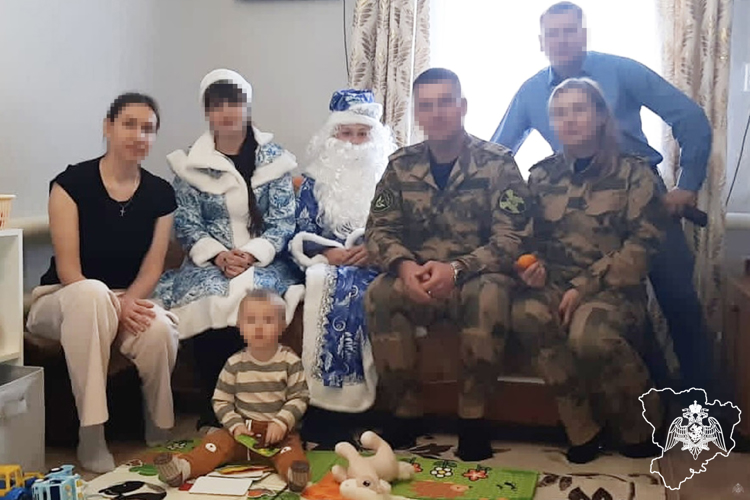 Полуторагодовалого малыша из Волгоградской области порадовал Дед Мороз специального назначения 
