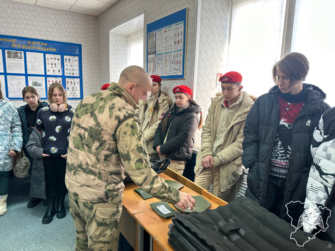В Волгограде сотрудники ОМОН рассказали юнармейцам о современном вооружении Росгвардии