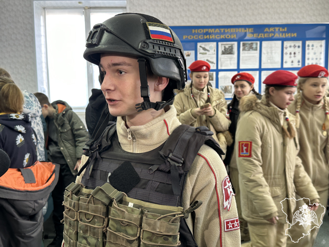 В Волгограде сотрудники ОМОН рассказали юнармейцам о современном вооружении Росгвардии