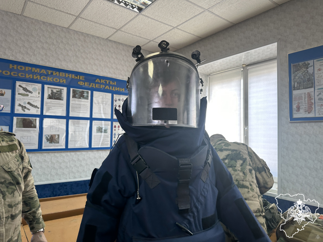 В Волгограде сотрудники ОМОН рассказали юнармейцам о современном вооружении Росгвардии