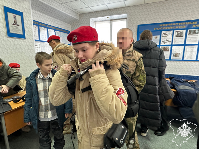 В Волгограде сотрудники ОМОН рассказали юнармейцам о современном вооружении Росгвардии
