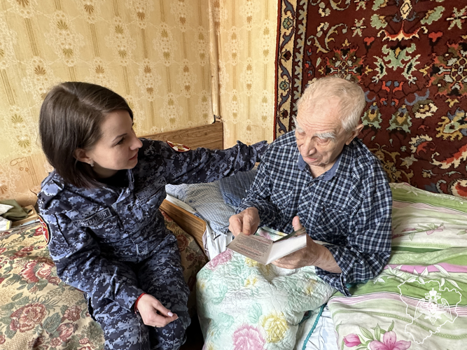Росгвардейцы из Волгограда поздравили участника Великой Отечественной войны   с предстоящим праздником
