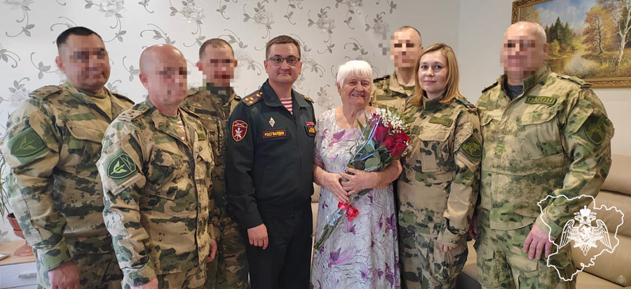 В Волжском росгвардейцы поздравили с юбилеем маму погибшего омоновца