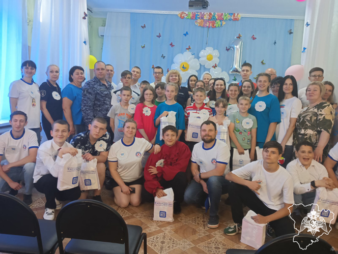 Росгвардейцы поздравили своих подопечных воспитанников детского дома с Днем защиты детей 