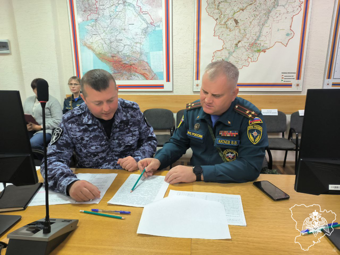 Сотрудники региональных управлений Росгвардии и МЧС провели совместную тренировку по гражданской обороне 