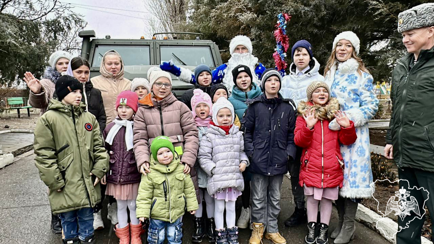 Росгвардейцы из Волгоградской области вручили подарки детям, оставшимся без попечения родителей