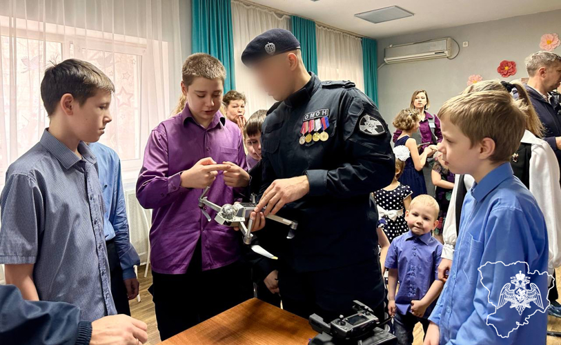 Росгвардейцы провели урок мужества в детском реабилитационном центре в Волгограде