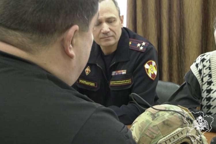 Волгоградским росгвардейцам передали шлем наемника ВСУ из Брянской области 