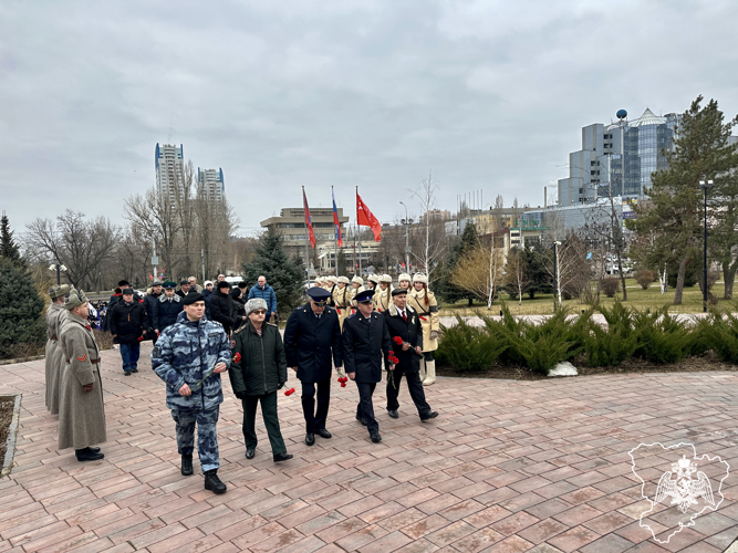 Представители Росгвардии отдали дань уважения мужеству фронтовиков-сталиниградцев в Волгограде