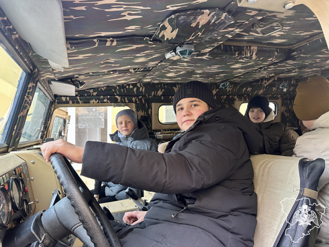 Полевую кухню и выставку техники организовали для школьников волгоградские росгвардейцы