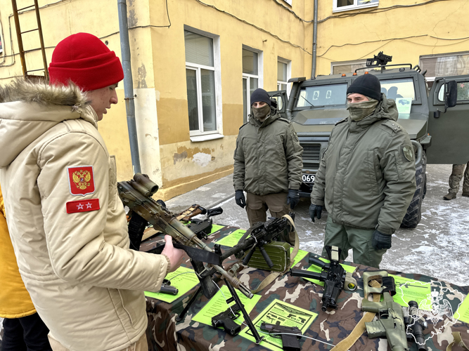 Полевую кухню и выставку техники организовали для школьников волгоградские росгвардейцы