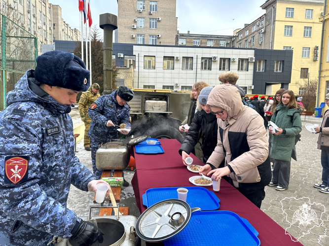 Полевую кухню и выставку техники организовали для школьников волгоградские росгвардейцы