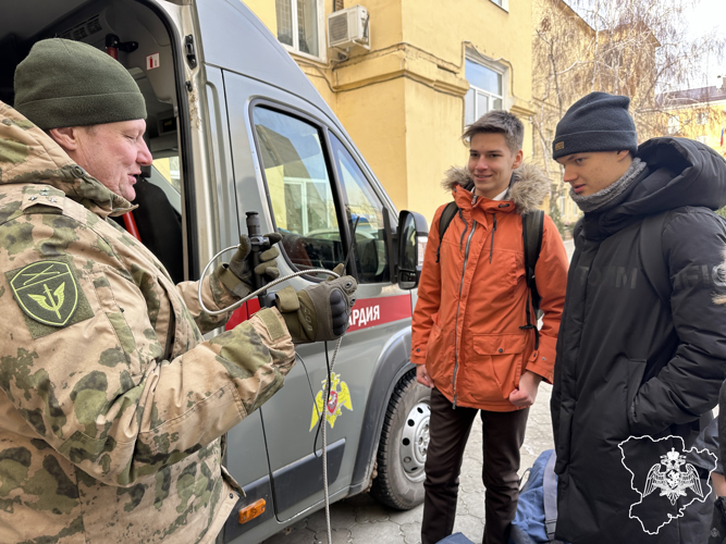 Полевую кухню и выставку техники организовали для школьников волгоградские росгвардейцы
